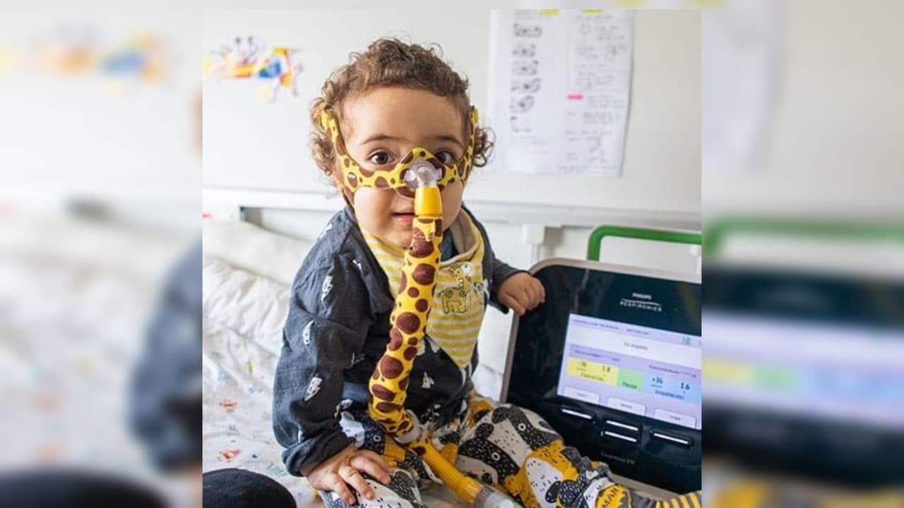 "El amor todo lo puede": un bebé chileno recibe la primera dosis del medicamento más caro del mundo gracias a una donación