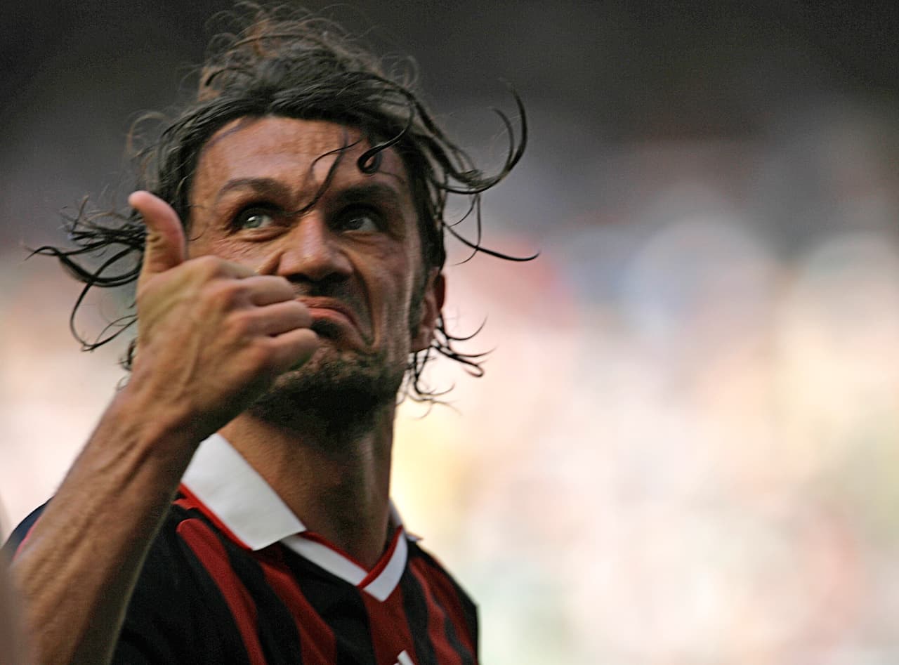 Paolo Maldini, quien toda su vida jugó en el Milán y disputó 849 partidos, se retiró a los 40 años.