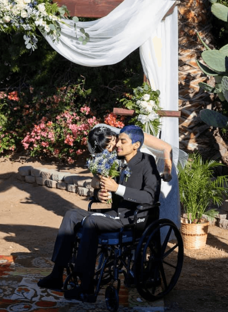 Al enterarse que iba a morir, Kristina le propuso matrimonio a quien ha sido su novio por tres años. Sí, ella ha estado con él todo el tiempo de su enfermedad.
<br>