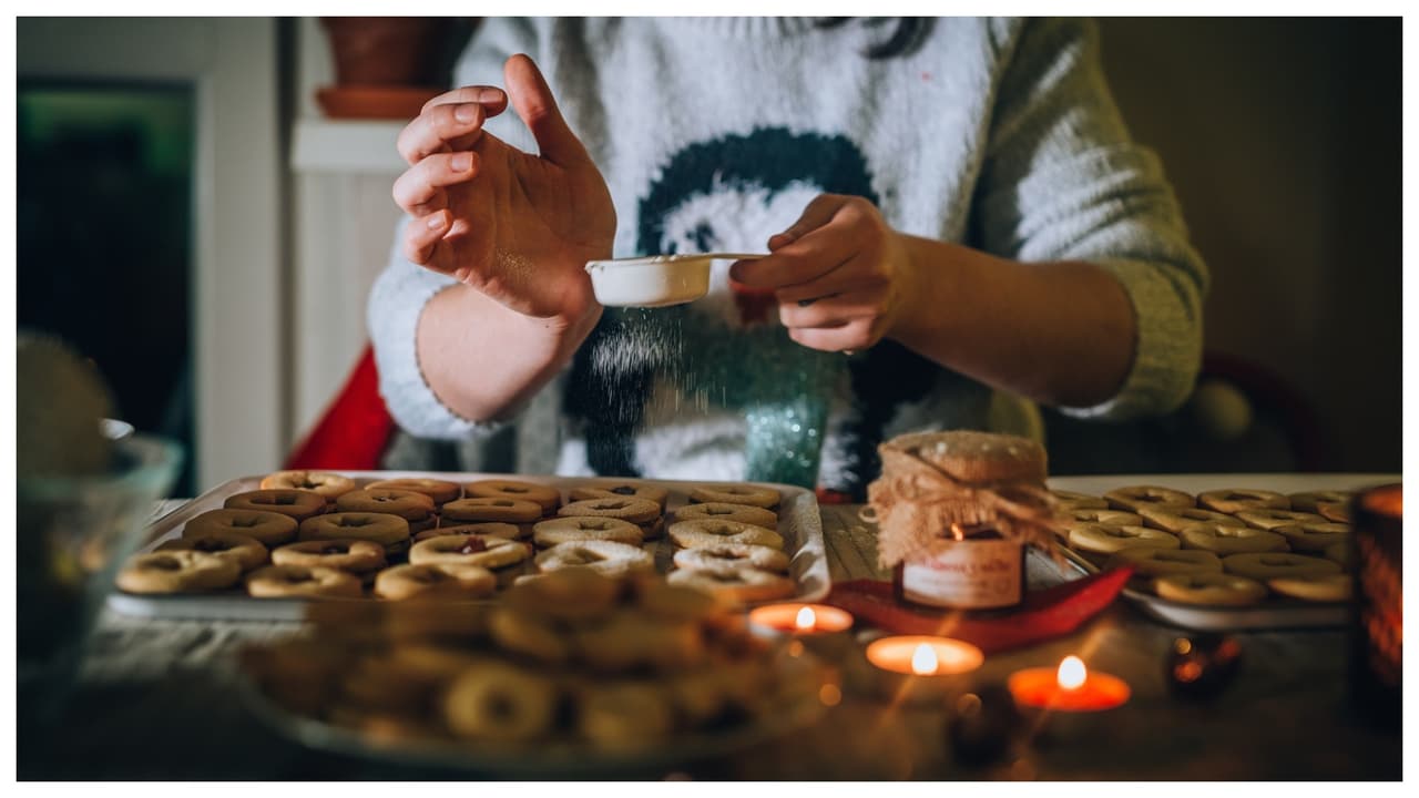 Atención cuando cocinas. 
<b>El 47 % de los incendios en las casas comienzan en la cocina,</b> según la Administración de Incendios de EE. UU. Más cocineros y más ollas en la cocina aumentan el riesgo de incendio, procura que la cocina esté despejada. Y, nunca desatendida. 
<br>