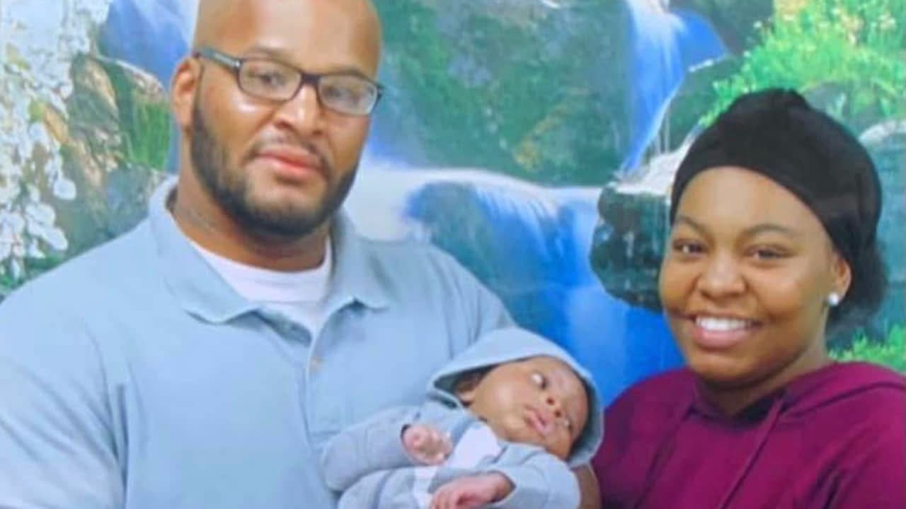 Khorry Ramey con su padre, Kevin Johnson, y su bebé recién nacido durante una visita al Centro Correccional Potosi en 2022.