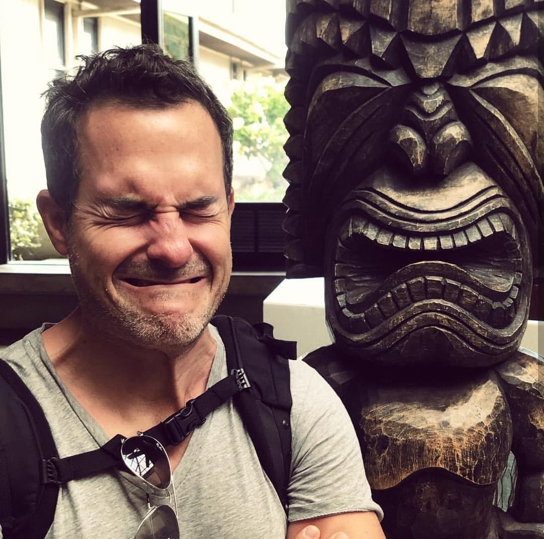 La despedida fue dura y contrarrestó el sentimiento con la imitación del simpático gesto de la escultura hawaiana con la que aparece en la fotografía: “Aquí llorando con Ku-Ka’ili-Moku, Dios de la Guerra Hawaiano y Devorador de Islas, porque no nos queremos despedir. ¡Aloha Hawaii! Y a todos los latinos que me encontré como siempre trabajando y luchando: majalo y échenle ganas”.
<br>