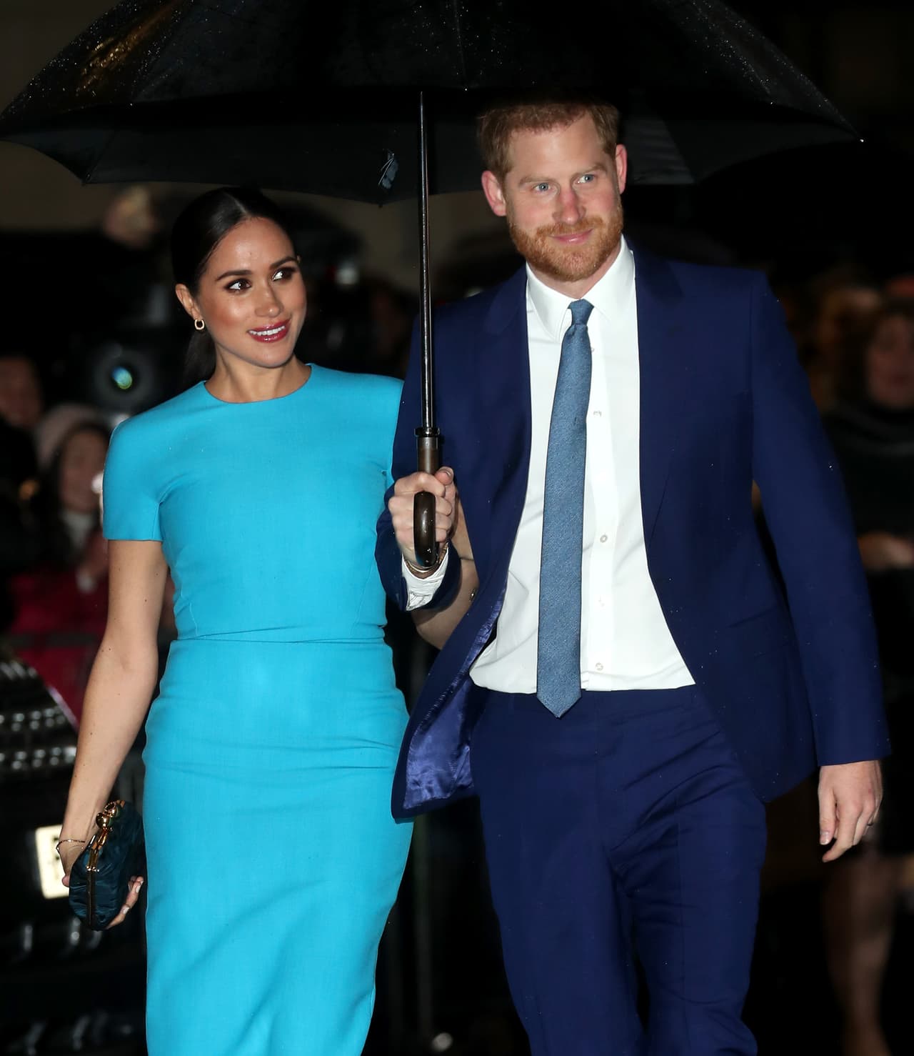 Desde que anunciaron su polémica decisión, los duques se reubicaron 
<b><a href="https://www.univision.com/famosos/estan-muy-lejos-del-reino-unido-pero-meghan-y-harry-se-instalaron-en-el-lugar-mas-britanico-de-canada-video" target="_blank">de manera temporal en Canadá</a></b>, en donde se presume permanece 
<b><a href="https://www.univision.com/famosos/archie-se-robo-el-show-en-sudafrica-donde-meghan-markle-lo-describio-como-un-alma-vieja-fotos" target="_blank">su hijo Archie Harrison</a></b>. 
<br>