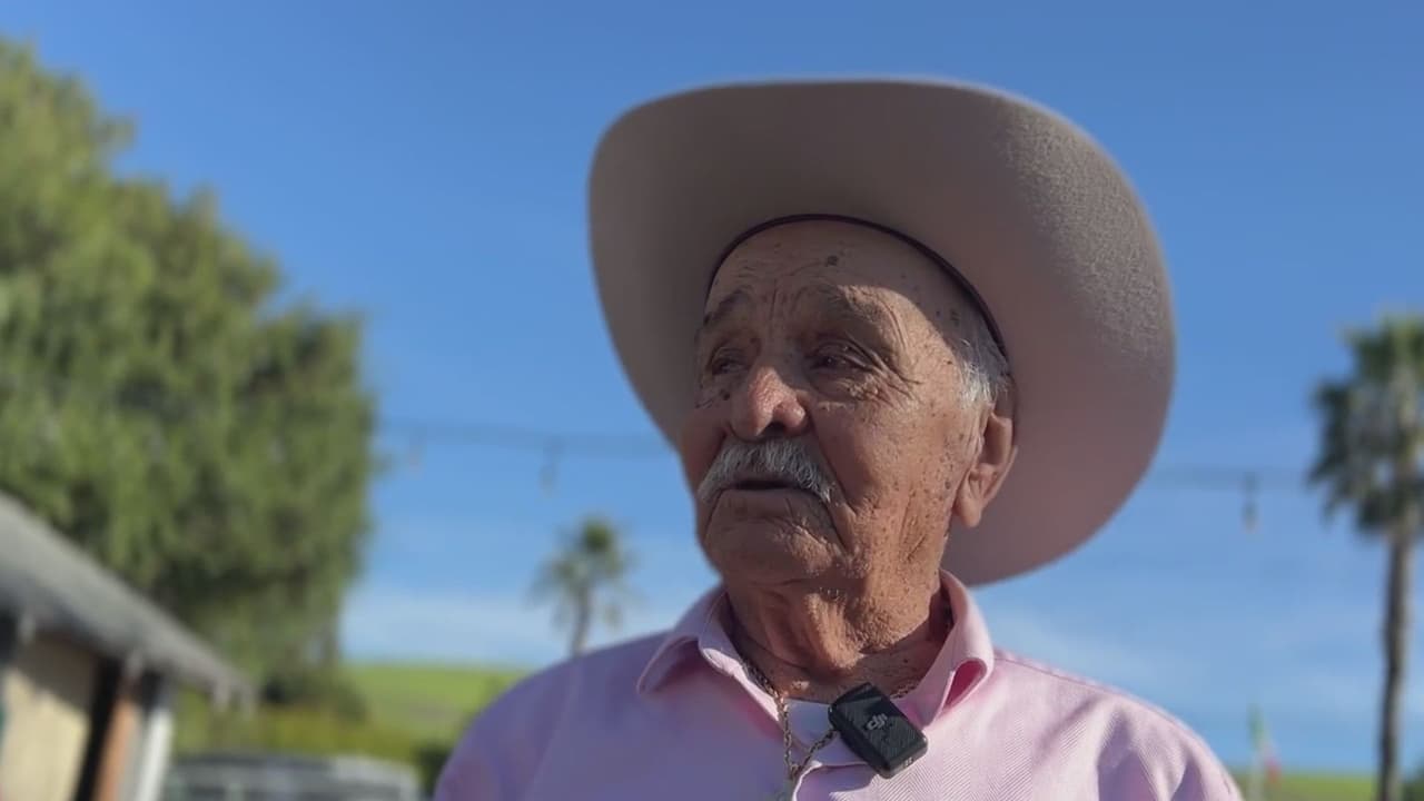 Este viernes el señor Luis Rangel Álvarez cumplirá 100 años de vida. Originario de Jalisco, México, este abuelo aún tiene la energía para jugar con sus 48 nietos y 15 bisnietos, así como para sembrar elotes, tomates y lechuga, entre otros. Sobre el secreto para su longevidad, se remite a sus antepasados y a sus buenos hábitos.