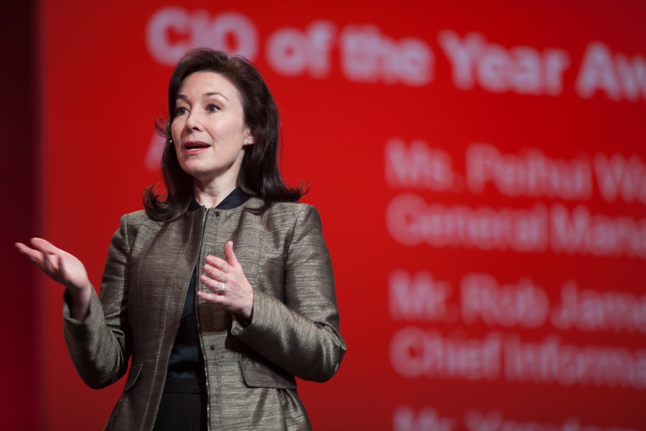 <b>Safra Catz – CEO de Oracle </b>
<br> 
<br>Visitó a Trump en su torre en noviembre, lo que desató especulaciones de que se podría sumar al nuevo gabinete. De cara a la reunión de este miércoles dijo: "Pienso decirle al presidente electo que estamos con él y 
<a href="http://www.recode.net/2016/12/10/13908492/trump-tech-summit-tim-cook-apple-larry-page-google-sheryl-sandberg-facebook-nadella-microsoft">que lo ayudaremos en cualquier forma en que podamos"</a>. "Si él puede reformar el código impositivo, reducir las regulaciones y negociar mejores acuerdos de comercio internacional, la industria de la tecnología de Estados Unidos será más fuerte y competitiva que nunca antes", agregó.