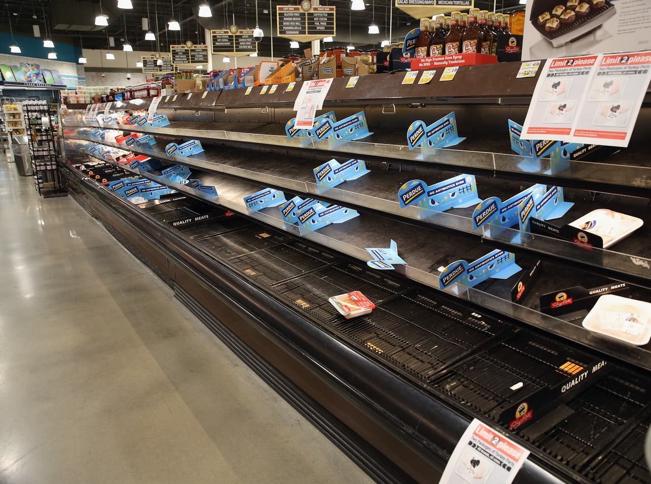 "Uno trata de estar feliz y tener un buen día es lo que más necesitamos en este momento de tensión”: empleada de un supermercado