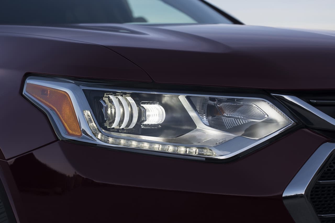 Las ópticas frontales de la nueva 
<b>Traverse</b> fueron rediseñadas, tomando como base otros SUVs de Chevrolet, como la Trax o la Equinox. Posee algunos bordes cromados y luces LED, además de unas D-LED opcionales.