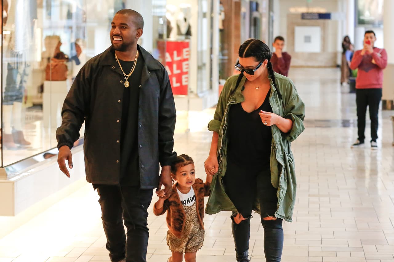 Kim Kardashian comentó que, como 
<b><a href="https://www.univision.com/famosos/estaba-obsesionada-con-la-fama-kim-kardashian-se-sincera-con-kanye-west-en-vogue-fotos">sus hijos son conocidos públicamente</a></b>
<a href="https://www.univision.com/famosos/estaba-obsesionada-con-la-fama-kim-kardashian-se-sincera-con-kanye-west-en-vogue-fotos">,</a> en ocasiones la gente se les acerca y los llaman por su nombre, lo cual desconcierta un poco a los pequeños.