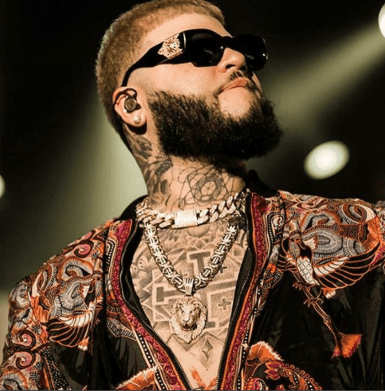Farruko está bajo 
<b><a href="https://www.univision.com/shows/primer-impacto/farruko-estara-bajo-arresto-domiciliario-en-miami-hasta-que-se-realice-su-juicio-por-supuesto-contrabando-de-dinero-video">arresto domiciliario</a></b>, aunque puede cumplir sus compromisos artísticos con autorización de la Oficina de Probatoria. Su gira continúa el 14 de abril en Costa Rica y termina el 30 de junio en Los Ángeles.