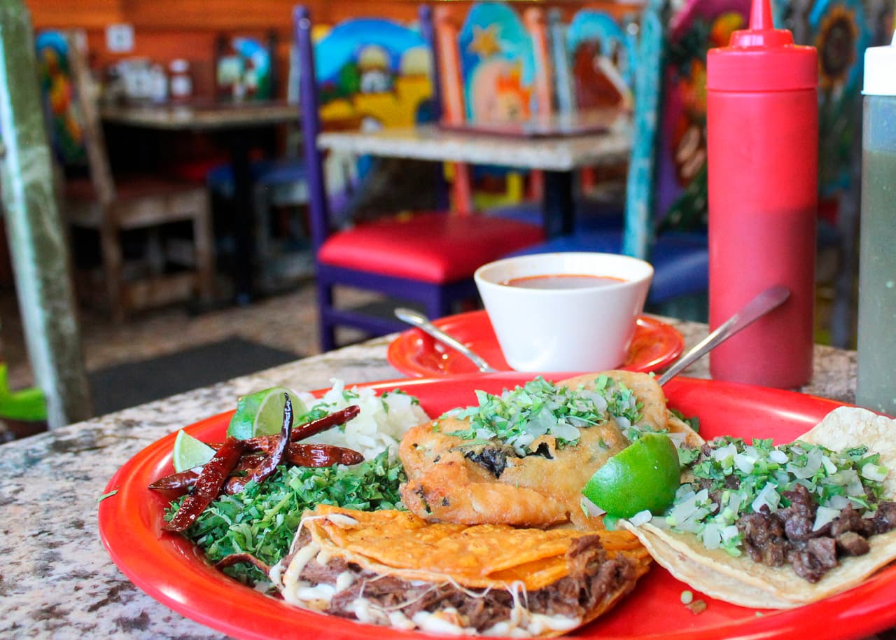 E
<b>l Azteca en el oeste, centro y norte de Chicago | </b>Belmont Cragin
<br>El Azteca Mexican Restaurant 
<br>5011 W Fullerton Ave. 
<br>(773) 237-5638
<br>Lun.- Jue. 9am-10pm
<br>Vie. - Sáb. 9am-11pm 
<br>
<a href="https://www.elaztecafullerton.com/menus">elaztecafullerton.com</a>
<br>Tipo de pago: Tarjeta y efectivo 
<br>
<br>Ubicado en la zona oeste de Chicago, El Azteca nos recibe con sus paredes amarillas llenas de pinturas y arte de influencia azteca, y sus sillas pintadas a mano con motivos mexicanos. En ese ambiente familiar la bienvenida llega con una cortesía de totopos y salsa picante de tomate y chile de árbol.
<br>
<br>El menú incluye una amplia variedad de comidas mexicanas tradicionales, opciones veganas y para todo tipo de paladares. “Más o menos basé el menú [en la] comida mexicana… lo que come el güero, el moreno, el hispano”, dijo el dueño Óscar Sánchez. 
<br>
<br>Los tacos vienen con doble tortilla de maíz, servidos con lechuga y tomate—se puede sustituir por cebolla y cilantro—y rodajas de limón. El taco de chile relleno viene rebozado y abundante queso mozzarella, y el de carne asada presenta un sabor ahumado con carne muy suave. 
<br>
<br> Desde 2009, Sánchez y su familia se han dedicado a servir comida mexicana y a compartir con orgullo la cultura azteca. “Esa cultura viene de nosotros, de México”, dijo Sánchez. Y lo hace tanto en su restaurante como en sus dos camiones de comida, uno ubicado cerca al Instituto de Arte en W. Monroe St. y Michigan Ave. en pleno centro de Chicago, y el otro en la N. Sheffield Ave. y W. Fullerton Ave. al lado del centro de bienvenida de la Universidad DePaul en Lincoln Park.
<br>
<b>—Lizeth Medina</b>