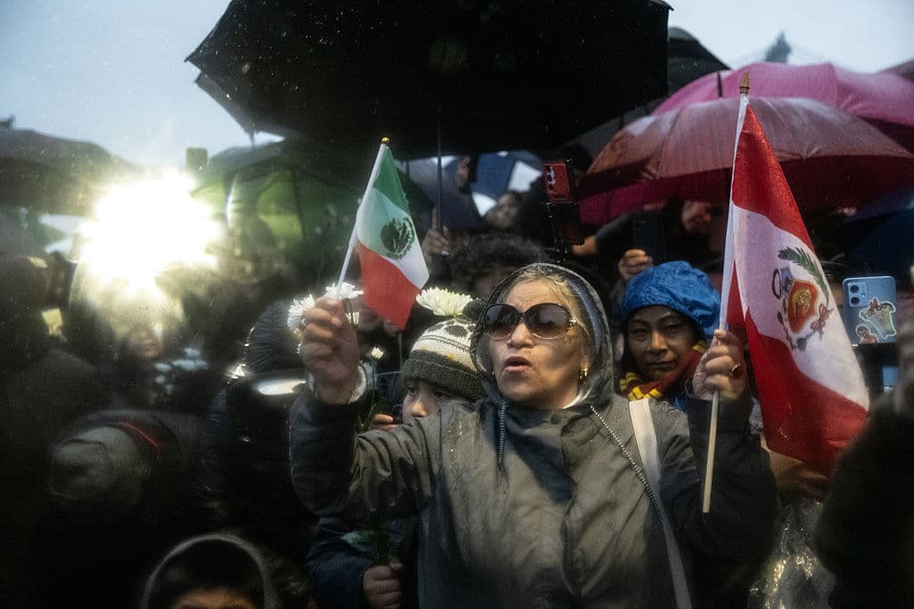 Con banderas mexicanas en alto y al son del mariachi, la multitud expresó su solidaridad con gritos de "¡Viva México!" mientras oraban también por la recuperación de los heridos.