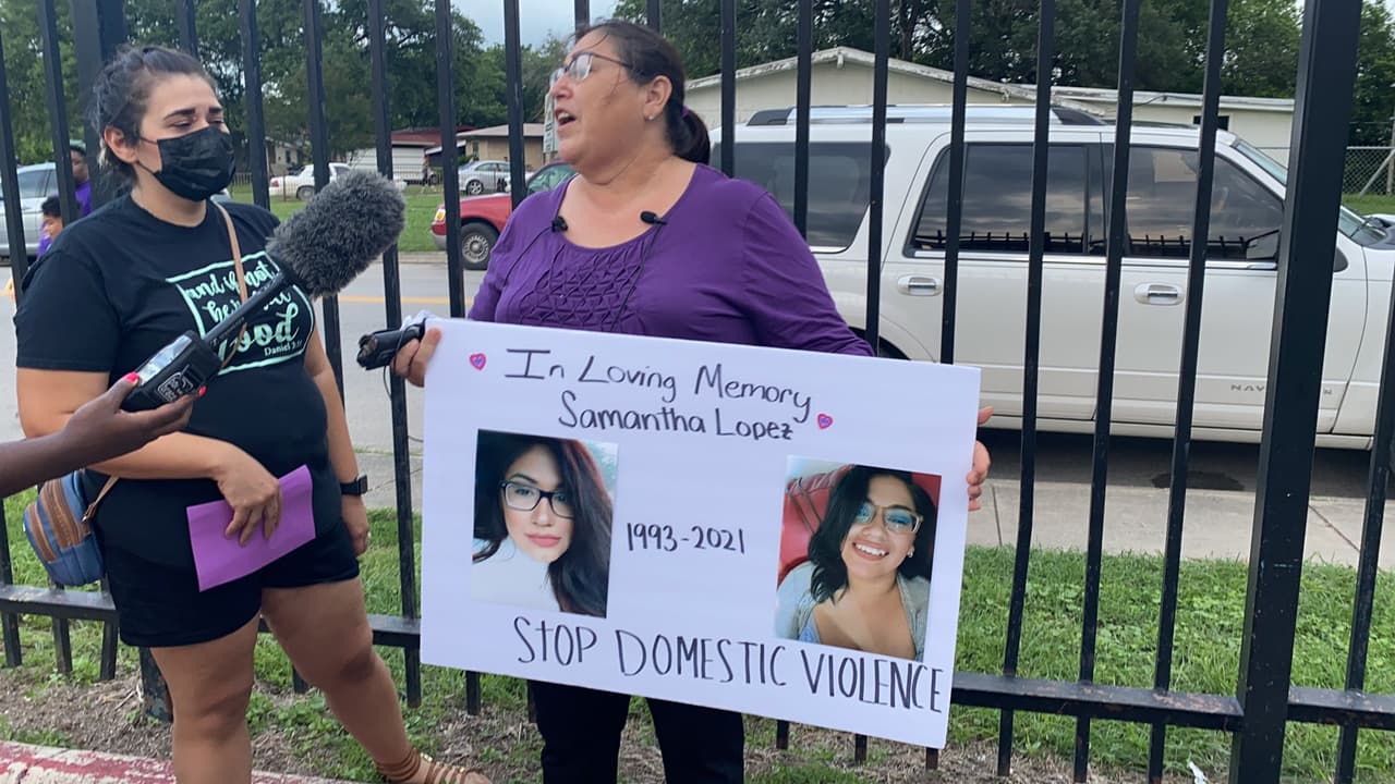 <b>"Un gran demonio vino e hizo lo que hizo y destruyó una familia... Un cobarde no dispara por la espalda y una vez que cae y le vuelve a disparar. Eso es horrible, es una muerte terrible para ella... Mis nietas vieron todo lo que pasó</b>", dijo González a los medios.