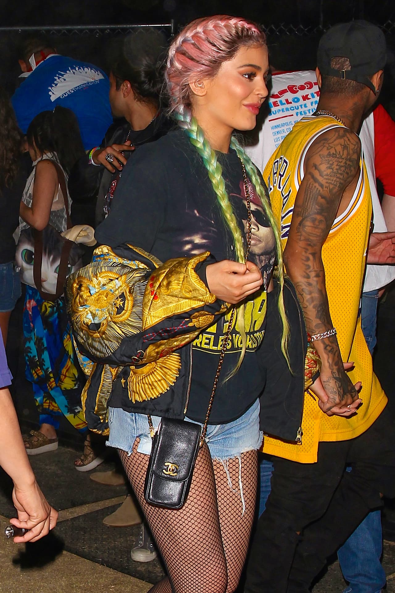 Kylie se notaba súper sonriente, y su look estrafalario llamó mucho la atención.