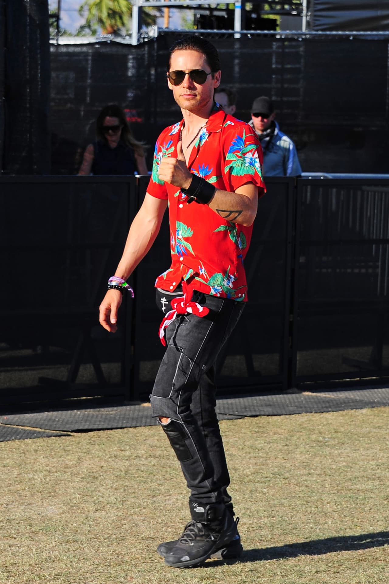 Con este atuendo florido llegó Jared Leto, que también llegó solo y con muchas ganas de divertirse.