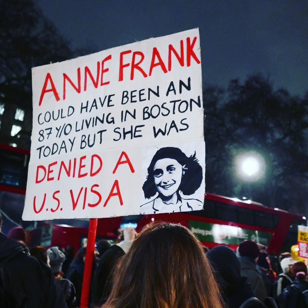 "Ana Frank podría ser una mujer de 87 años viviendo en Boston, pero le denegaron la visa": los carteles de las protestas contra Trump