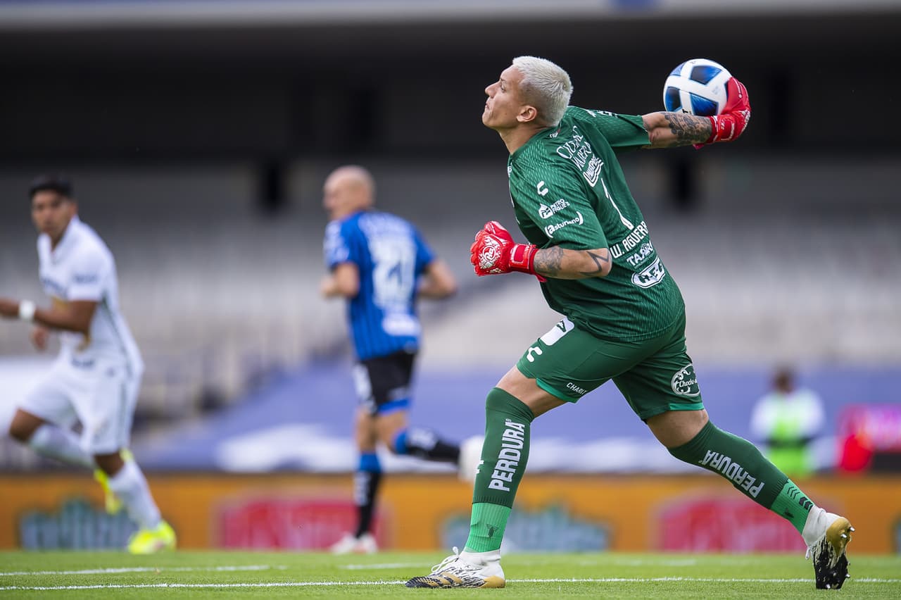 Pumas y Querétaro terminan el encuentro sin goles durante la cuarta Jornada del torneo Apertura Grita México 2021. La escuadra universitaria se quedó con 10 hombres al minuto 89' tras la expulsión de Fabio Álvarez por una patada. Los universitarios se enfrentarán ante Necaxa y los 'gallos blancos' ante Tigres en la próxima jornada.