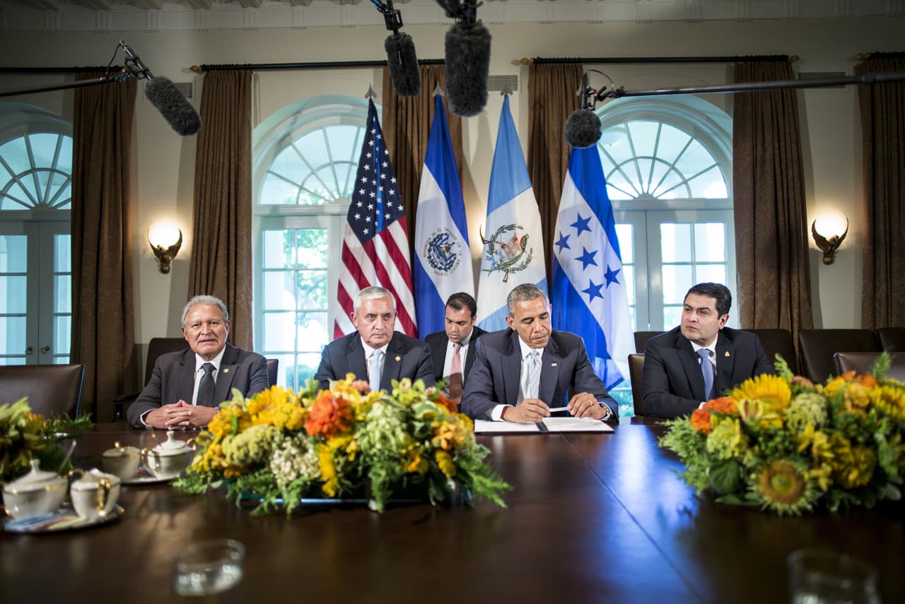 En julio de 2014, el presidente Obama recibió a los presidentes del Triángulo Norte -Salvador Sánchez Cerén, Otto Pérez Molina y Juan Orlando Hernández- para buscara solución a la crisis de los niños migrantes no acompañados.