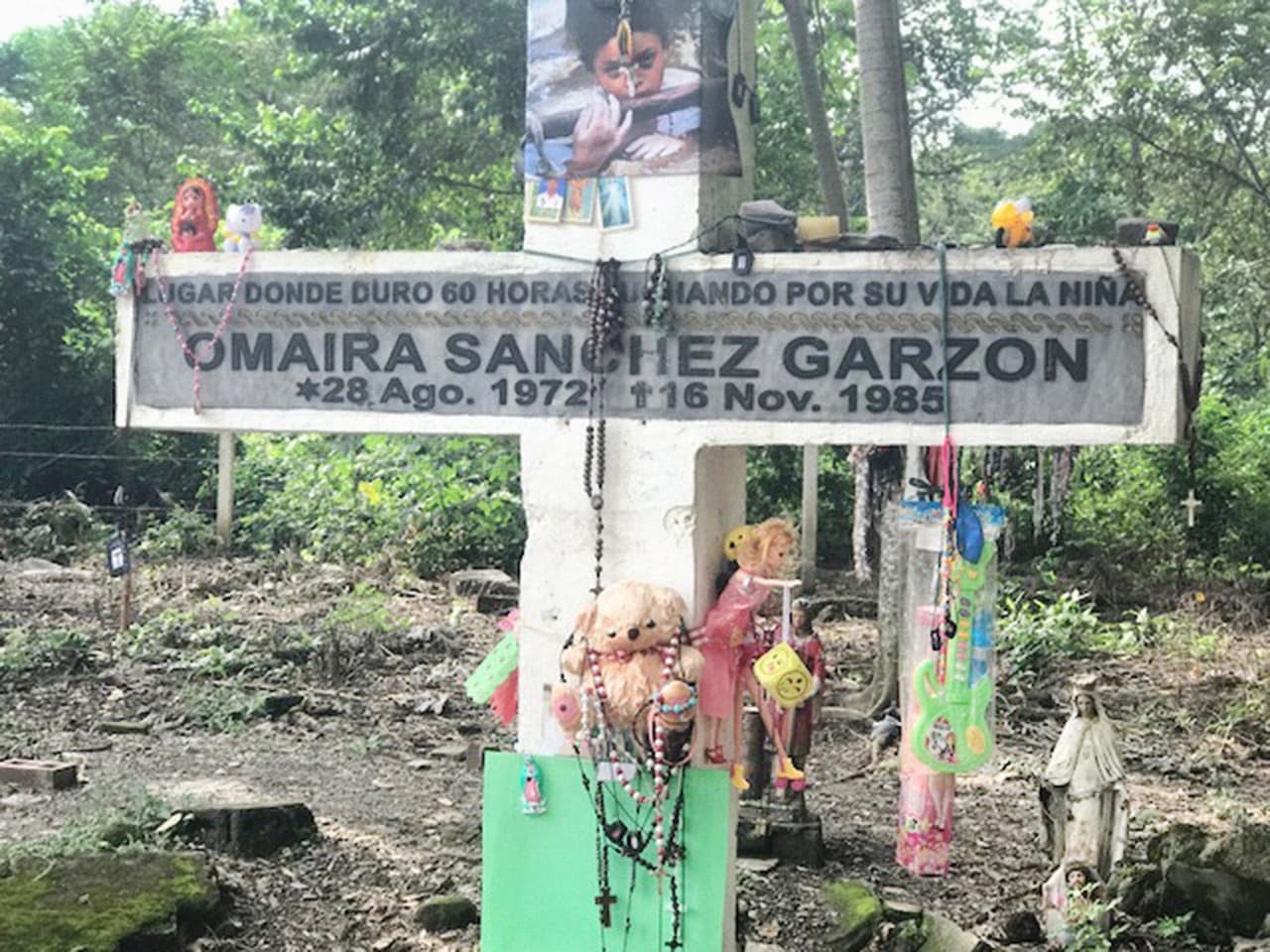 Esta cruz recuerda a Omaira Sánchez, quien murió después de 60 horas luchando por su vida.