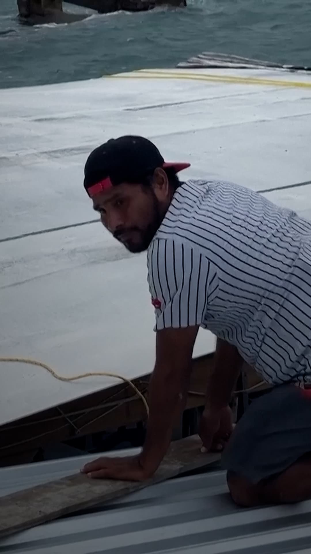 Habitantes de Acapulco se preparan para el huracán Polo