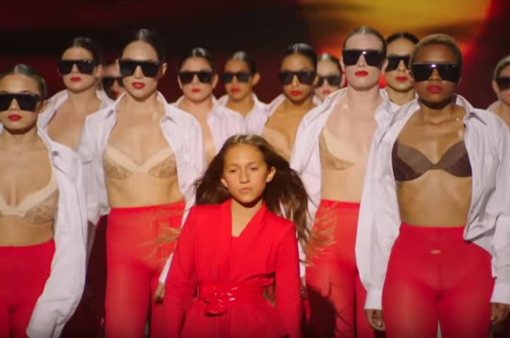 En 'Limitless', Emme interpreta a Jennifer López cuando era niña y utiliza el mismo vestuario que la cantante.