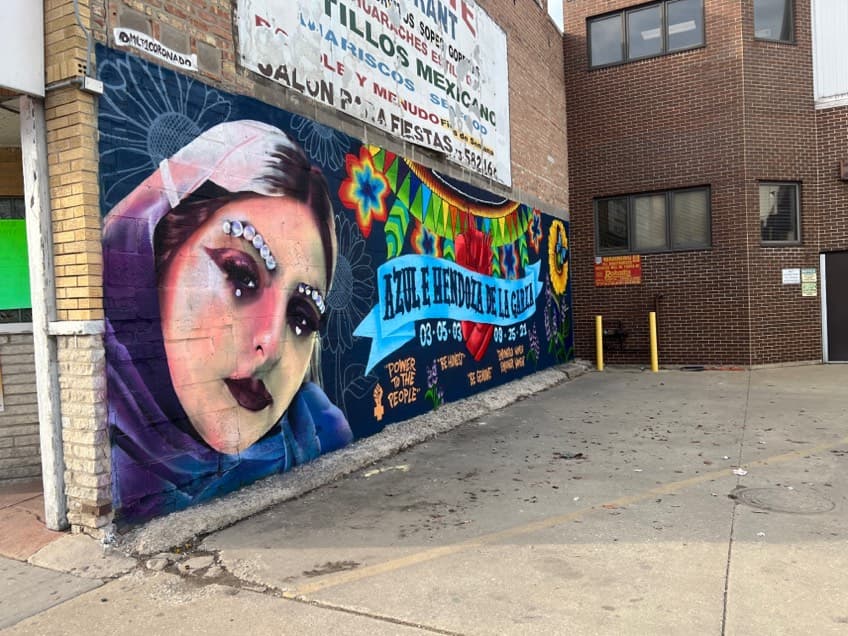 Mural Azul de la Garza. La obra en honor a Azul de la Garza está en el 3640 W. 59st. en el restaurante La Penca de Jalisco.