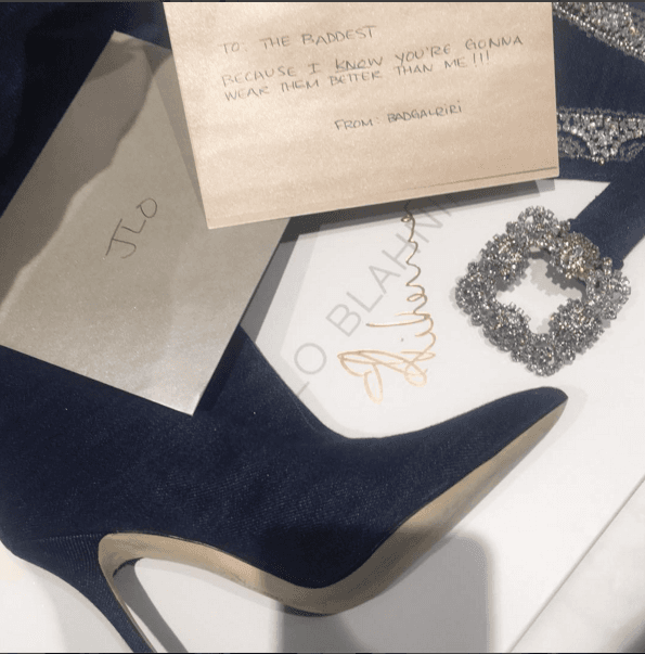 Por cierto, estas Manolo Blahnik cuestan 2 mil 500 dólares, y ni por su valor dejaron de causar problemas y dolores de cabeza a la 'Diva del Bronx'.