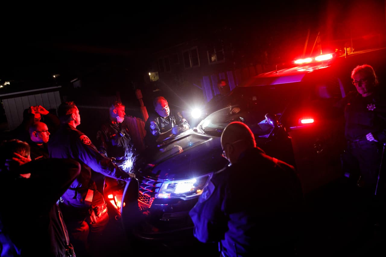 Oficiales de la patrulla de carreteras de California se preparan para visitar a los residentes de Sonoma, quienes tienen orden de evacuación voluntaria ante posible llegada del fuego. "La identificación de los cuerpos será difícil. Hemos encontrado cuerpos casi intactos y hemos encontrado cuerpos que no son más que cenizas y huesos
<b>",</b> dijo Rob Giordano, Sheriff de Sonoma, en conferencia de prensa.