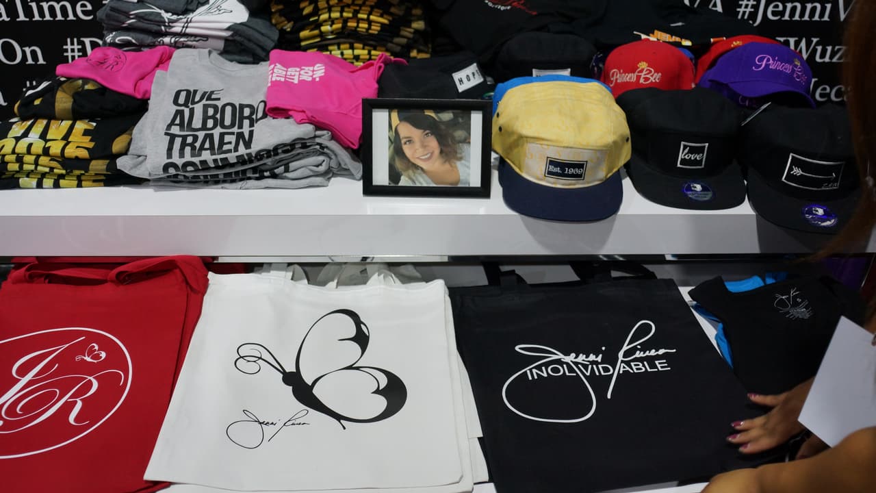 Chiquis, Rosie, Juan, Jacquie, Jenicka y Johnny Rivera celebran la apertura de 'Jenni Rivera Boutique' en Los Ángeles.