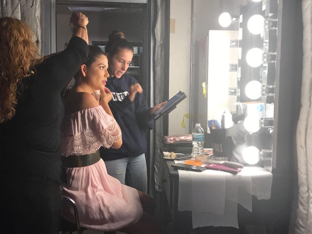 Hannah anduvo por todos los rincones de Despierta América, aquí la vemos bien platicando Ana Patricia.