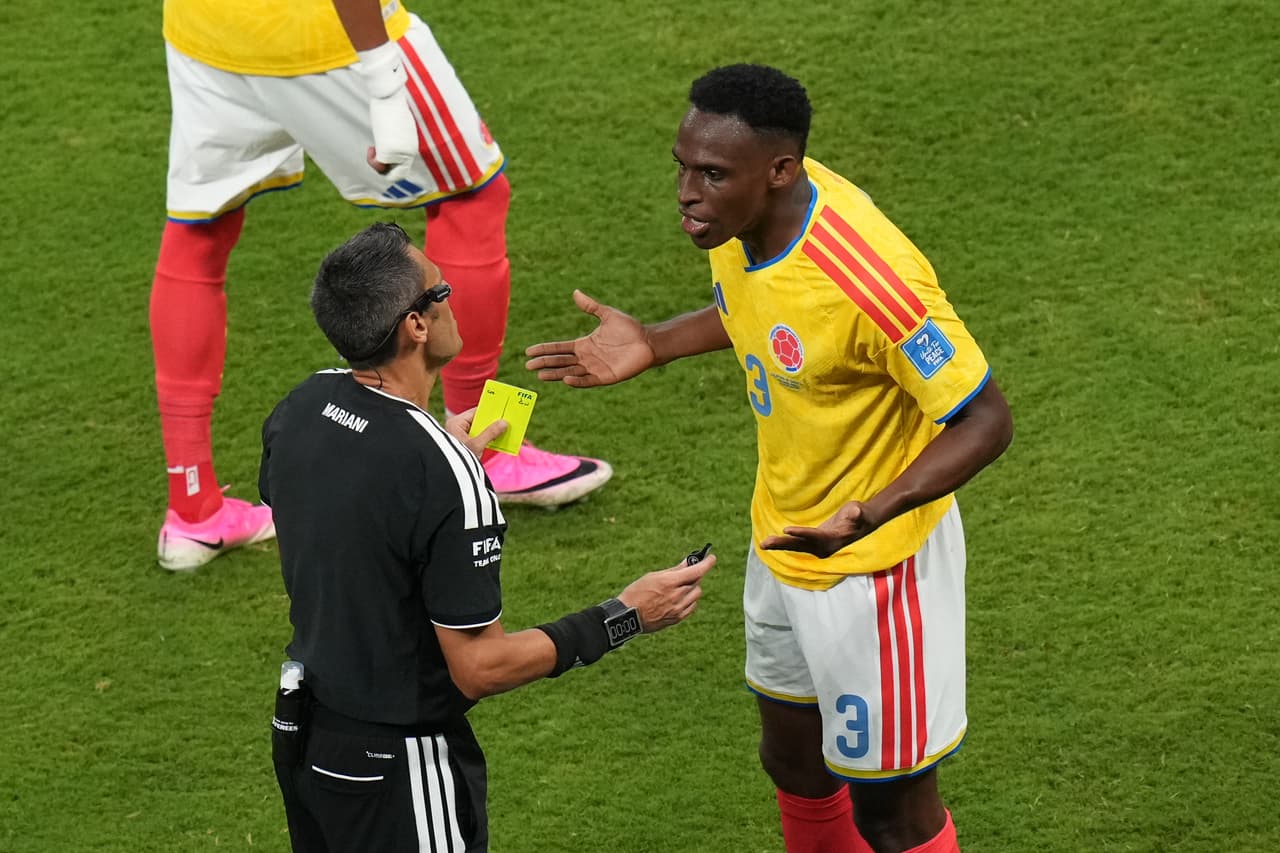 El colombiano Jhon Lucumí (3) discute con el árbitro Maurizio Mariani tras recibir una tarjeta amarilla durante el partido de fútbol del Grupo K de la Copa del Mundo entre Colombia y el Congo, en Zapopan, cerca de Guadalajara, México, el martes 23 de junio de 2026.
