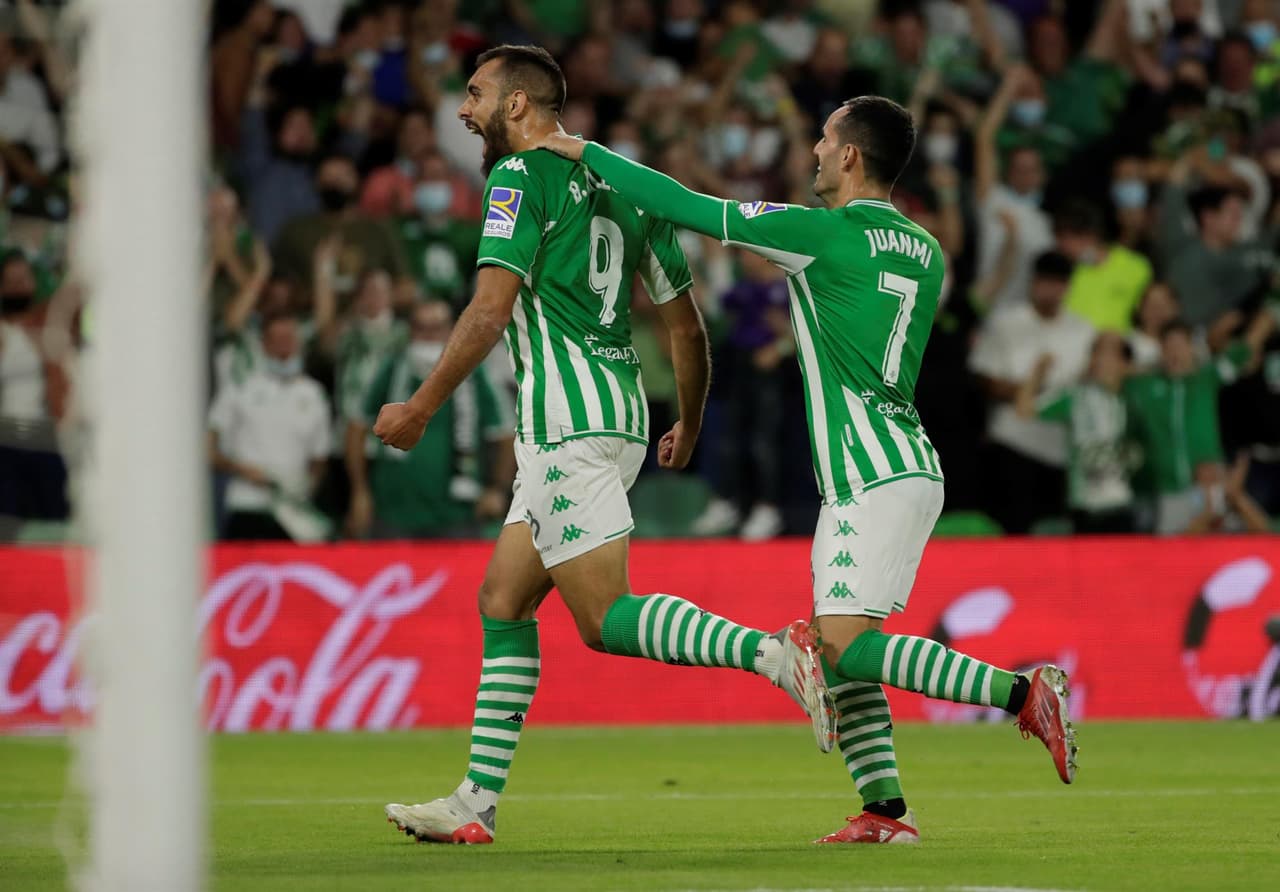 Real Betis golea al Valencia 4-1 durante la Jornada 11 en La Liga. Borja Iglesias, con doblete, ya ponía encima a los béticos en el marcador, pero Gabriel Paulista ya anotaba uno a favor de los Chés y, al final, German Pezzella y Juanmi Jiménez se encargaron de alargar la diferencia y quedarse con la victoria. Guardado ingresó al 63'.
