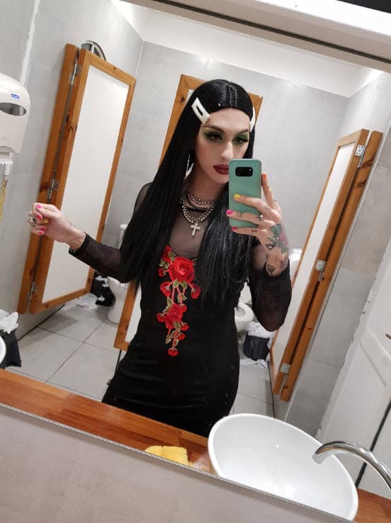 Estudió Diseño en la Universidad de Palermo y ahí fue premiado por un trabajo titulado 'El poder del maquillaje', reportó el portal 
<a href="https://www.mendozapost.com/nota/134818-alberto-fernandez-parte-a-mexico-en-su-primer-viaje-como-presidente-electo/" target="_blank">Mendoza Post</a>. 
<br>