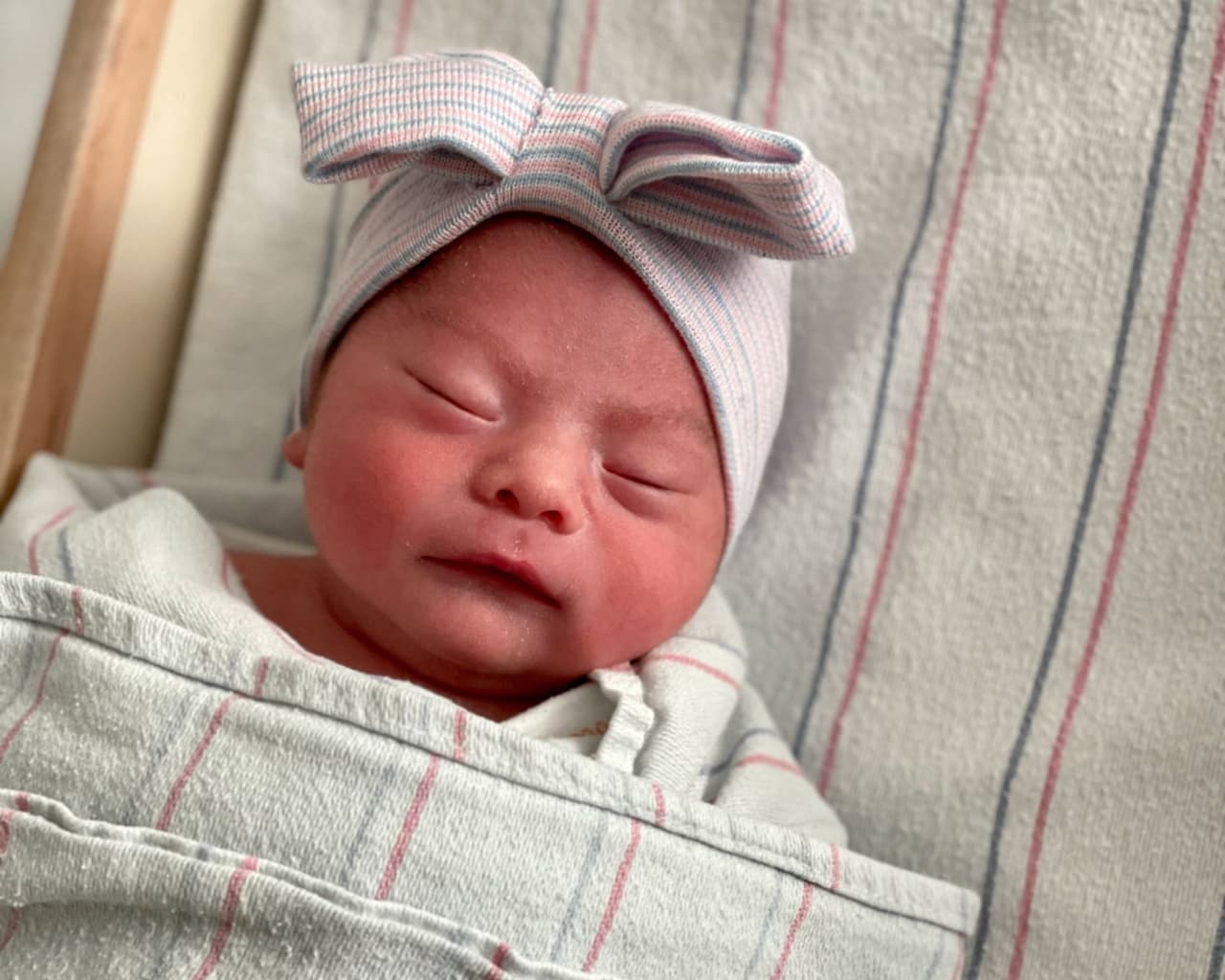 <b>Aylin Yolanda Trujillo</b> llegó al mundo exactamente a medianoche del sábado 1 de enero, convirtiéndola en la primera bebé nacida en el Natividad Medical Center y en el Condado de Monterey en 2022, pero su hermano gemelo, 
<b>Alfredo Antonio Trujillo</b>, llegó antes: justo a las 11:45 pm del 31 de diciembre de 2021.
<br>