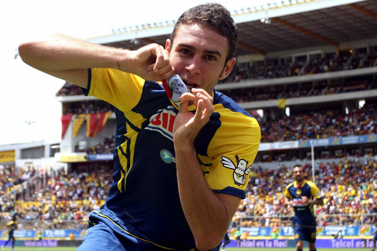 Sin mucha continuidad en la Serie A, Layún volvió a la Liga MX con el América en 2010.