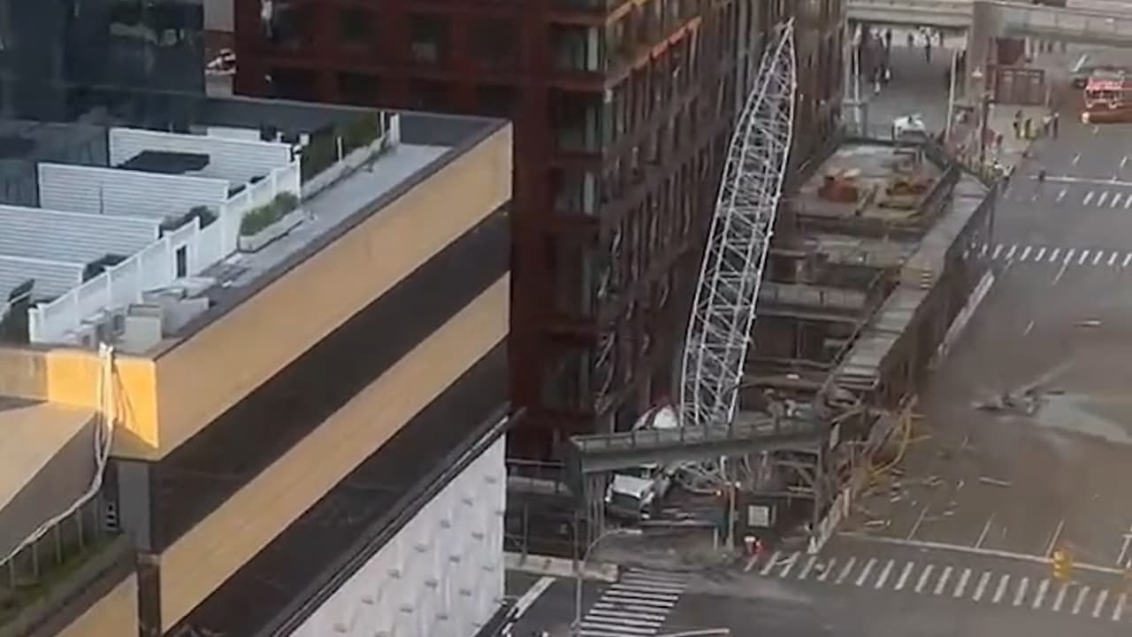 Los Bomberos de Nueva York informaron que seis personas tienen lesiones que no ponen en riesgo su vida, entre ellas dos bomberos y cuatro civiles.
<br>