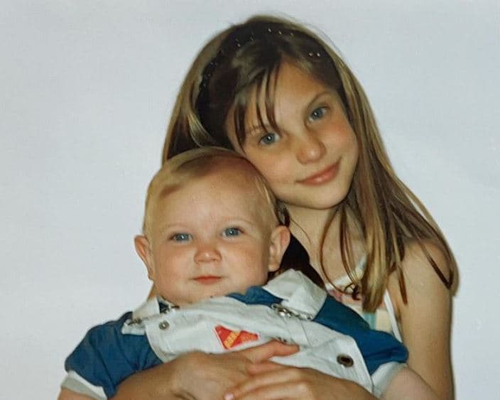 <b>#4 Macarena y Santiago Achaga</b>
<br>El 5 de marzo de 1992, Maca llegó a este mundo, mientras que su hermano menor, Santi, es de otro siglo. ¡Sí! El actor argentino nació 14 de febrero de 2000.