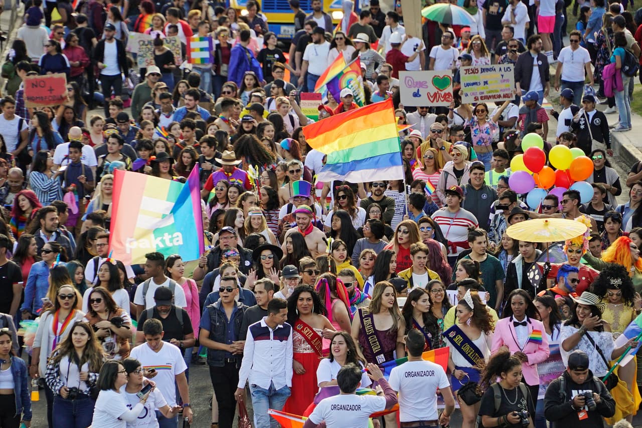 El desfile de la comunidad LGBTQ en Quito, Ecuador, donde hace poco la Corte Suprema aprobó el matrimonio entre personas del mismo sexo, nos deja esta gráfica.