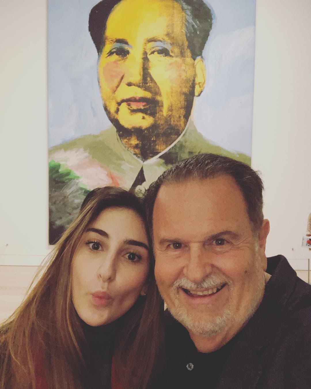 El Gordo es un gran amante del arte, así que no desaprovecha la oportunidad de compartir esta pasión con Mia.