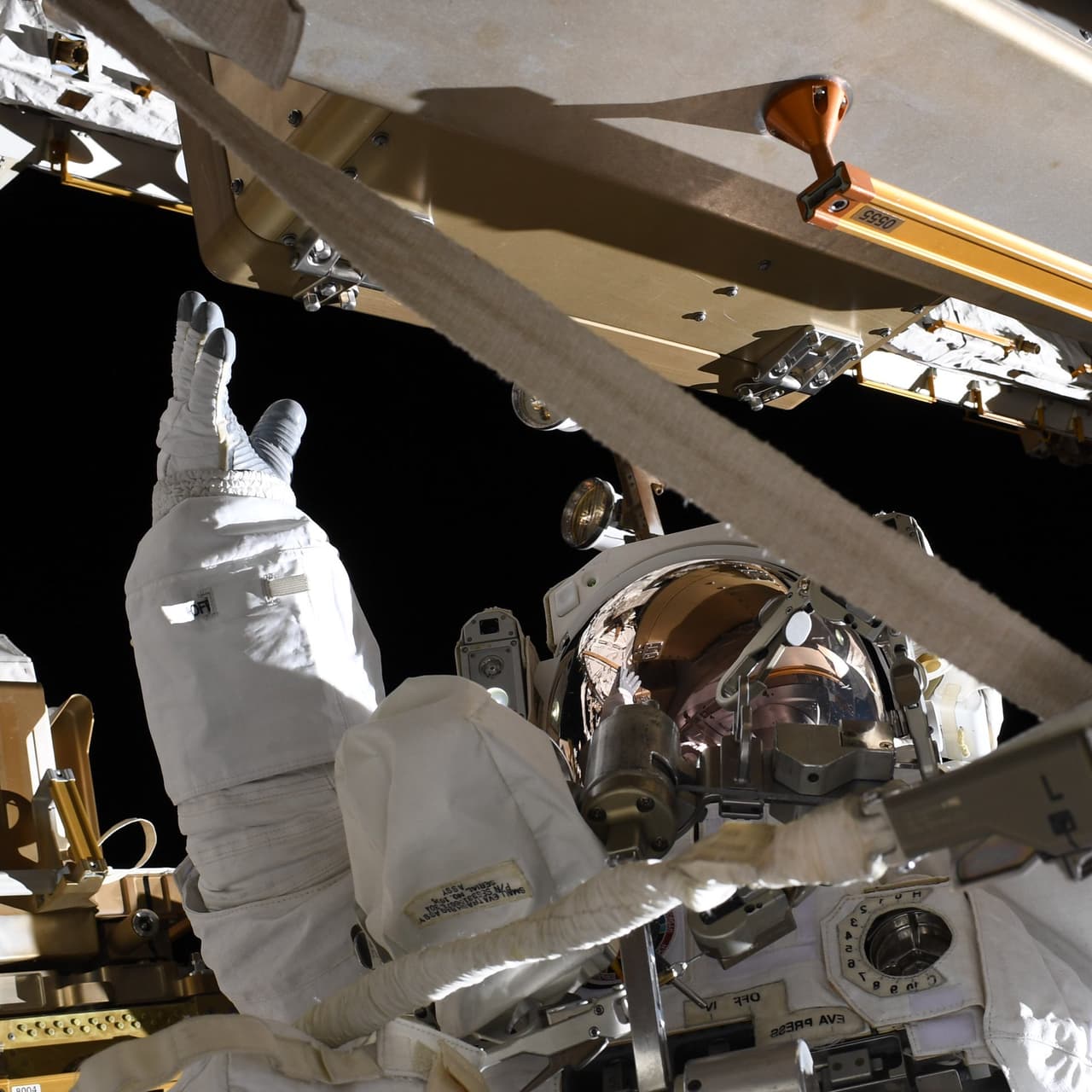 Junto a la astronauta Jessica Meir,
<a href="https://www.univision.com/noticias/medio-ambiente/solo-salimos-a-hacer-nuestro-trabajo-la-historica-caminata-espacial-integrada-solo-por-mujeres-astronautas-fotos-fotos">Koch hizo la primera caminata espacial exclusivamente de mujeres el 18 de octubre de 2019</a>. “Para todos aquellos que alcanzan nuevas alturas: sí, puedes. #AllWomanSpacewalk”, escribió Koch junto a esta fotografía, publicada después de la histórica caminata.