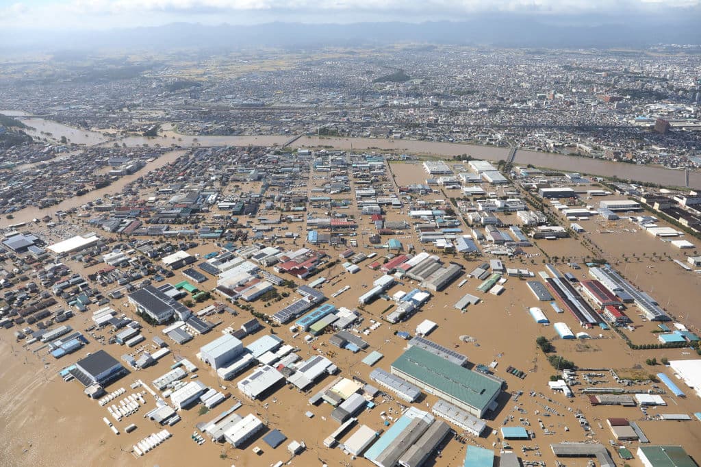 Esta vista aérea muestra las inundaciones en el área cercana al río Abukuma en Koriyama, prefectura de Fukushima. Hasta el momento se ha confirmado el desbordamiento de al menos una decena de ríos en todo el país.
