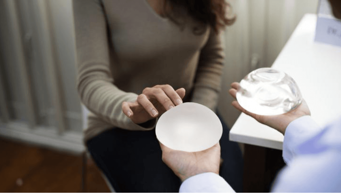 Por qué los implantes mamarios contendrán advertencias más explícitas sobre sus efectos adversos