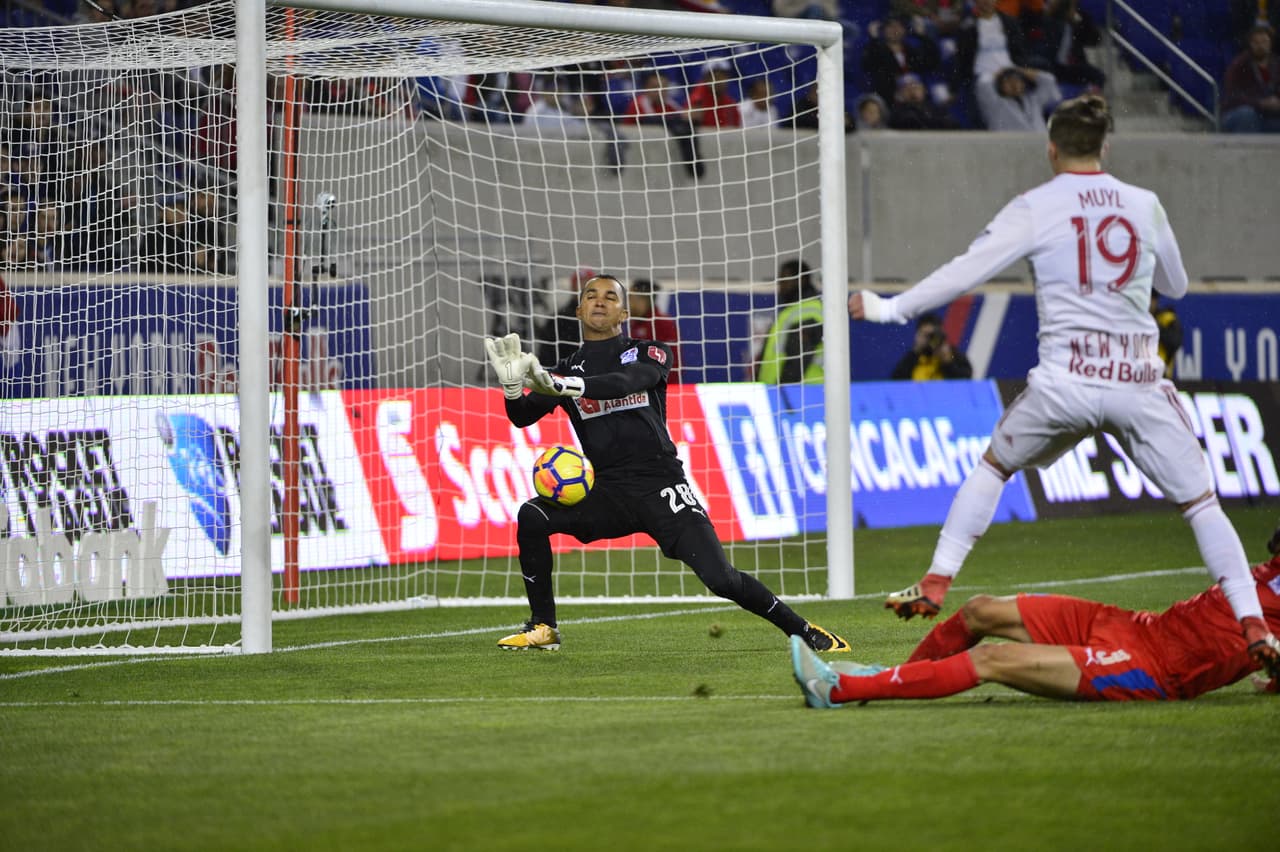 Alex Muyl también consiguió acercarse al arco de los hondureños, pero el portero Escober evitó la caída de su arco.