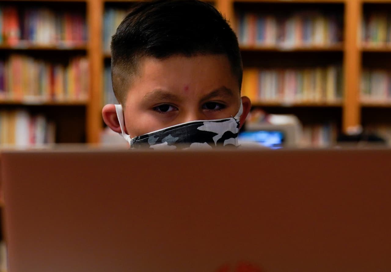 Esto es lo que deben hacer los estudiantes en cuarentena del sur de Florida para no perder clases