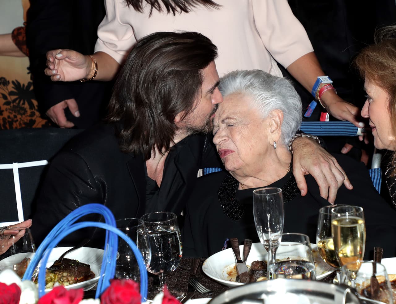 En la celebración estuvo presente además la mamá de Juanes, Alicia Vásquez, quien se mostró muy conmovida durante el homenaje a su hijo organizado por La Academia Latina de la Grabación.