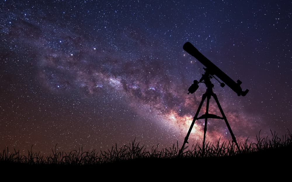Esta noche mira el cielo antes de acostarte. Consigue un par de binoculares y busca tu estrella. El Universo te regala un espectáculo maravilloso y si observas con atención verás maravillas.
<br>