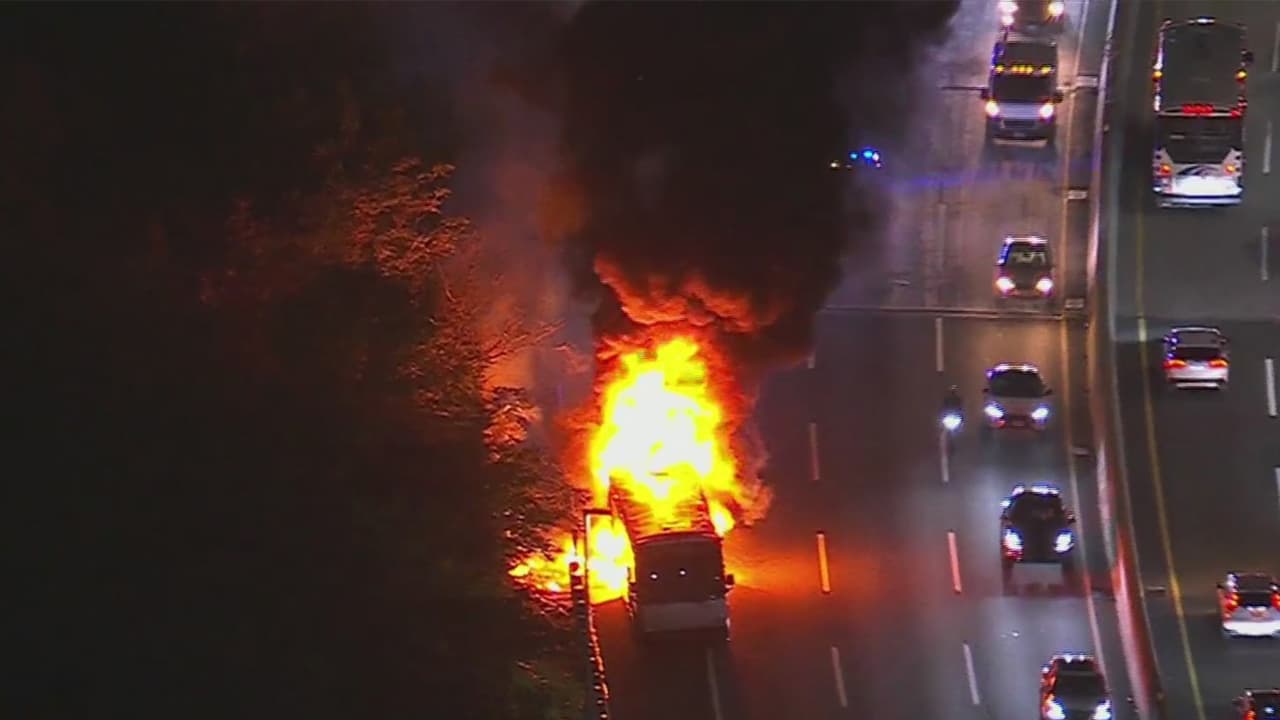 <b>A bordo viajaban 49 pasajeros y el conductor,</b> quienes fueron evacuados rápidamente sin que se registraran heridos. Los pasajeros continuaron su viaje gracias a un autobús posterior que los recogió en la autopista.
