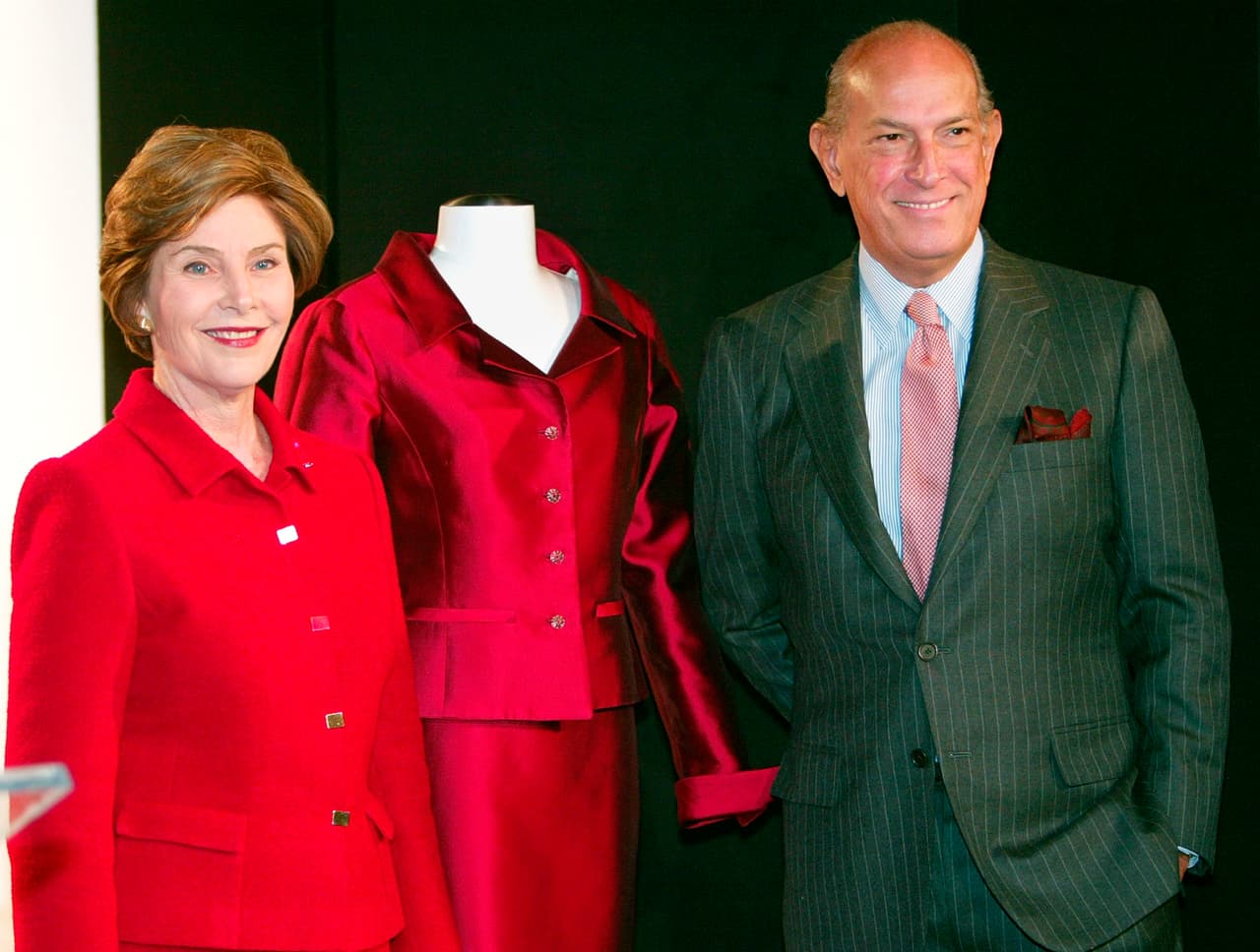 El periódico británico señala que la carrera de De la Renta como favorito de las primeras damas de Estados Unidos comenzó en la década de 1960, cuando Jackie Kennedy utilizó un vestido color melocotón para una visita oficial a India.