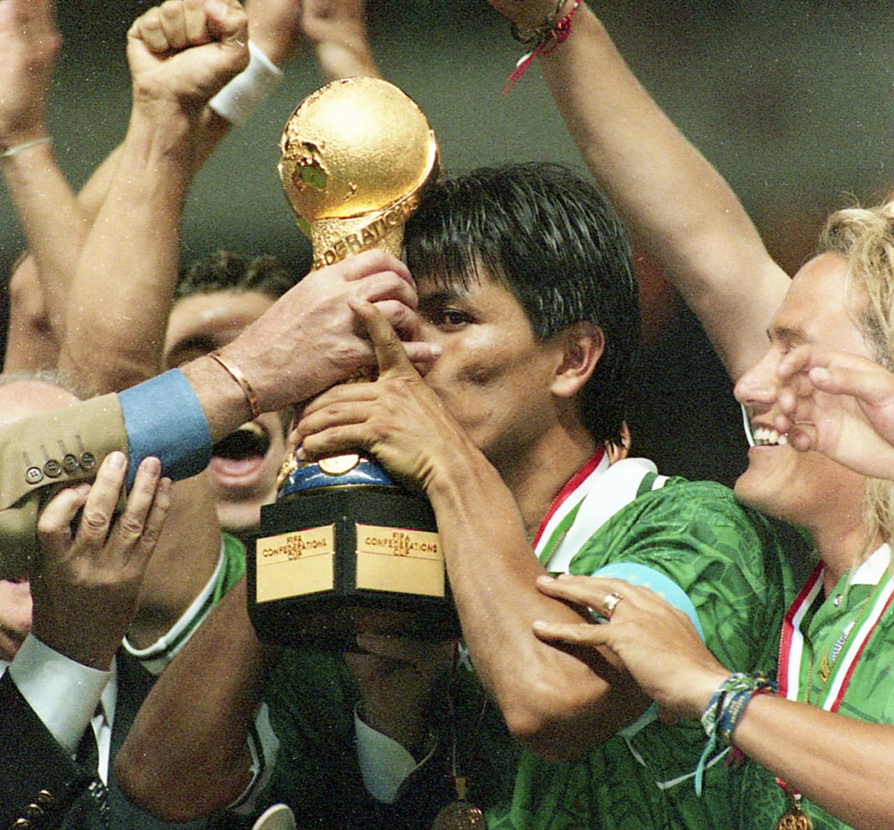 El capitán Claudio Suárez levantó el trofeo de campeón de Copa Confederaciones entregado de manos de Joseph Blatter, en el título más importante en la historia del fútbol mexicano.