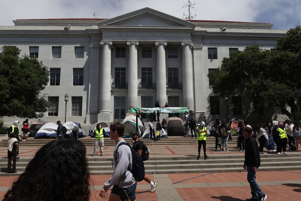 Los manifestantes indicaron que no descansarán hasta lograr que la universidad deje de invertir en empresas que apoyan a Israel y que planean responsabilizarla por esto.