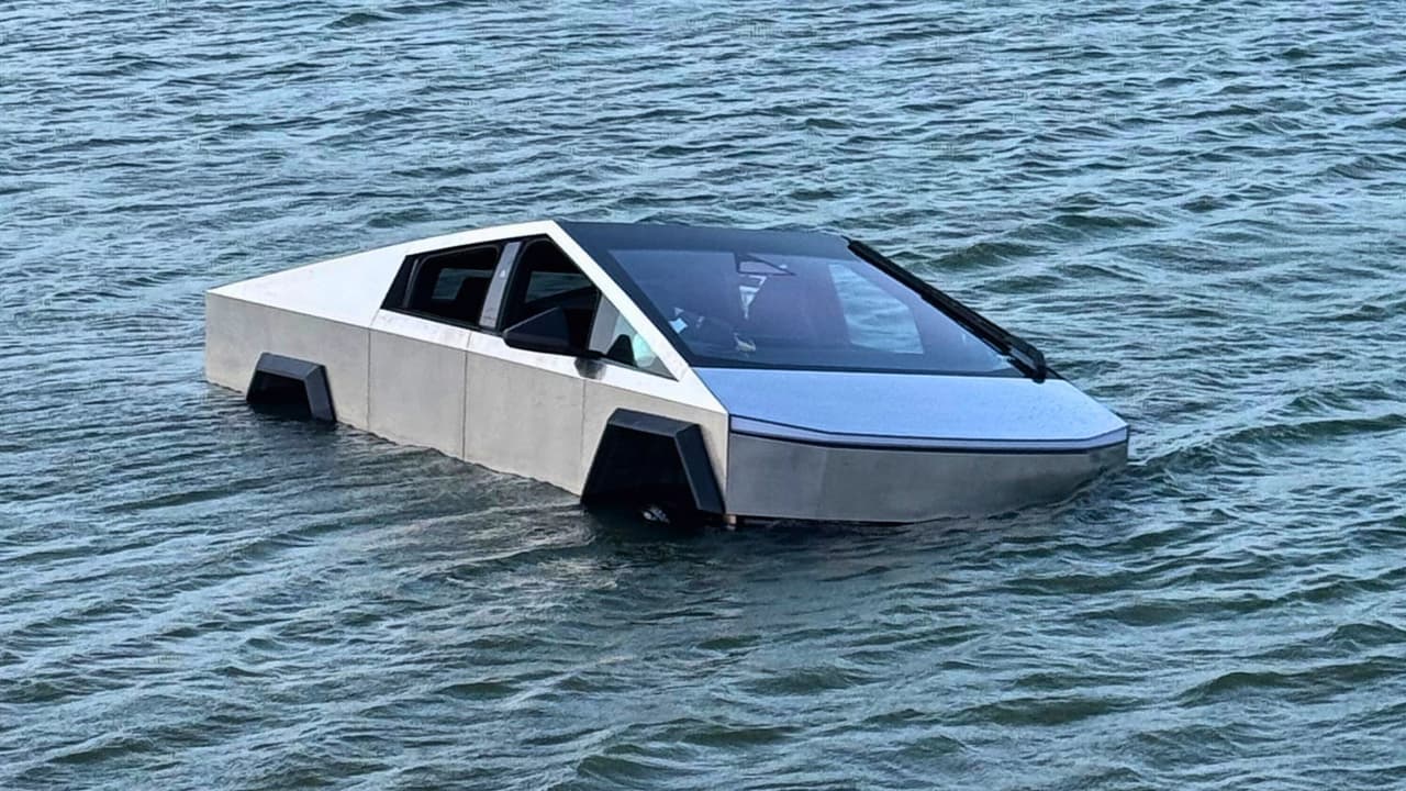 <h3 class="cms-H3-H3">Conductor llevó su Cybertruck a Grapevine Lake para probar el Wade Mode </h3>El incidente ocurrió 
<b>poco antes de las 8 p.m. del lunes 18 de mayo, cerca de Katie’s Woods Park Boat Ramp,</b> en Grapevine, según informó la policía de la ciudad.
<br>Cuando los oficiales llegaron al lugar, 
<b>encontraron la Cybertruck dentro del agua. </b>
<br>El conductor dijo que 
<b>había entrado intencionalmente al lago para usar el <i>Wade Mode.</i></b>
<br>En pocas palabras: 
<b>quiso probar una función de la camioneta y terminó dándole trabajo a la policía, a los bomberos y, probablemente, a su compañía de seguros.</b>